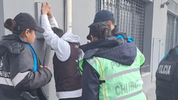 El hombre fue atrapado cuando escapaba y se desprendía de su HT.