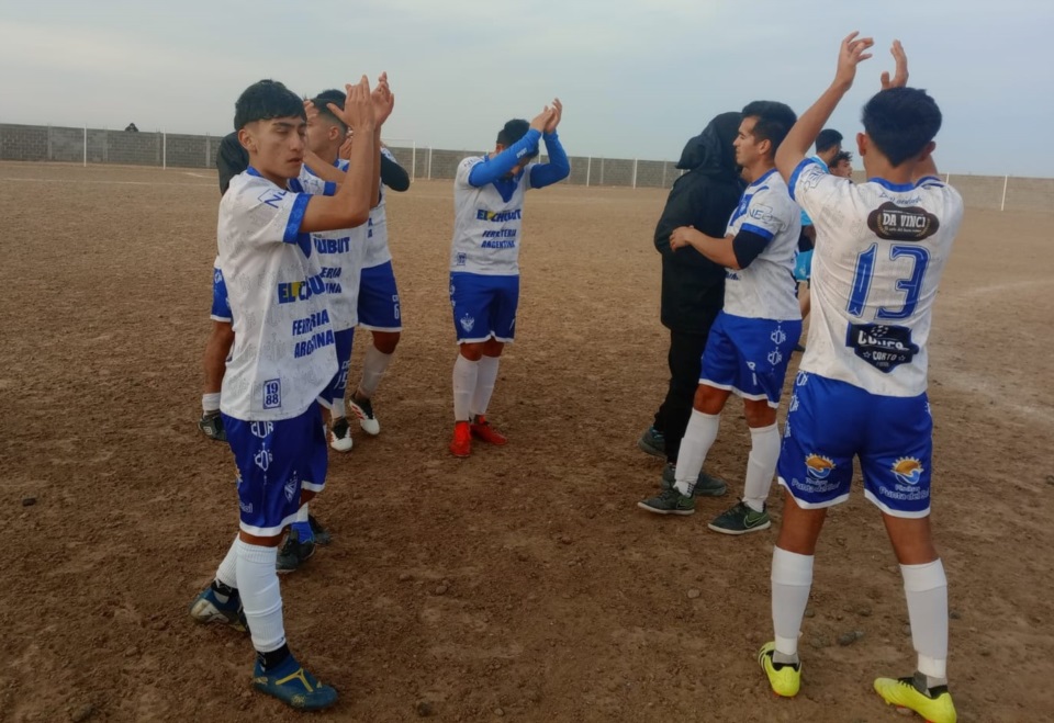 El festejo de Roca de un triunfo merecido y logrado en el segundo tiempo.