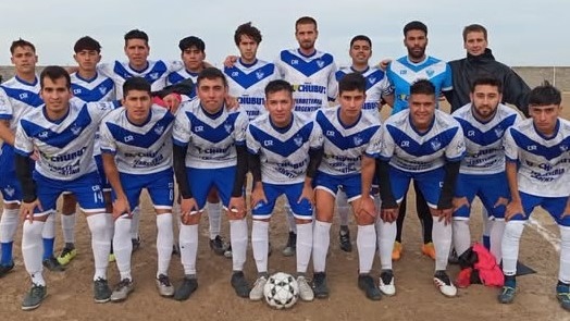 El equipo completo de Deportivo Roca que logró una histórica victoria ante Germinal (Foto Roca Csyd - Facebook).