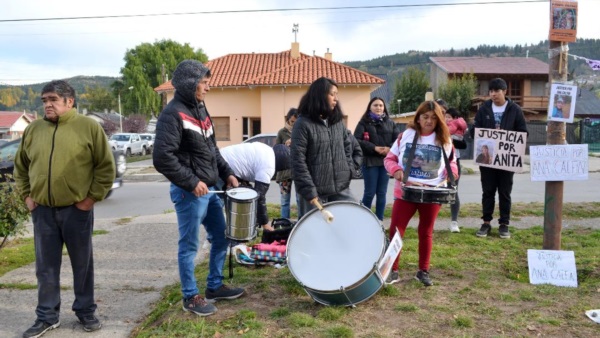 Familia y allegados a Ana Calfin afuera de los tribunales.