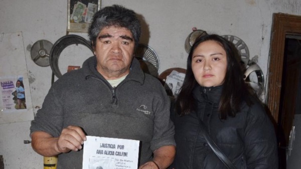 Daniela Santillán y su padre a la espera de un final de una etapa.