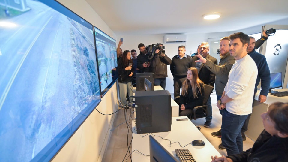 Torres, Bowen e Iturrioz en el nuevo Centro de Monitoreo.