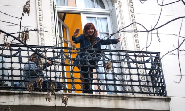 Cristina bailando el balcón. El antiperonismo, arde.