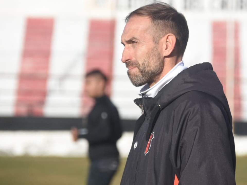 Walter Dencor, DT de Independiente y un gesto que dice todo. (Foto: Sergio Esparza/Jornada).