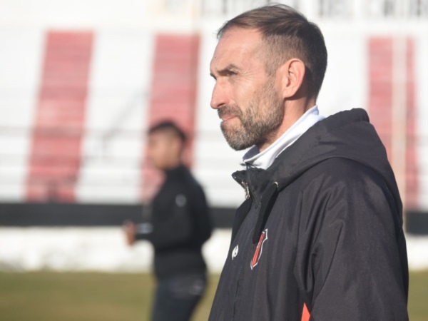Walter Dencor, DT de Independiente y un gesto que dice todo. (Foto: Sergio Esparza/Jornada).