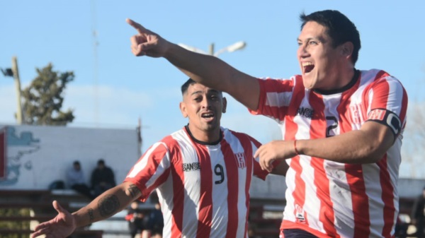 El festejo de Denis Hidalgo y Brian Castillo. (Foto: Sergio Esparza/Jornada).