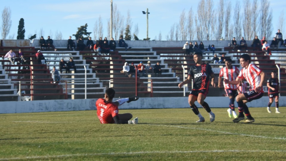 El momento de la definición de Kevin Garay en el segundo gol de Racing. (Foto: Sergio Esparza/Jornada).