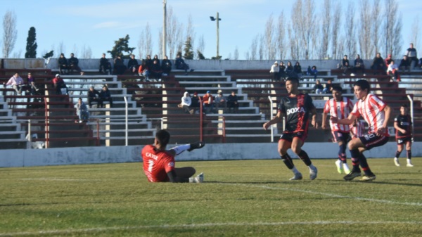 El momento de la definición de Kevin Garay en el segundo gol de Racing. (Foto: Sergio Esparza/Jornada).