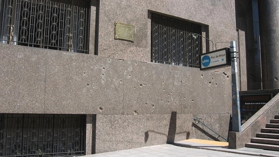 Fachada del Ministerio de Economía, en donde aún se observan orificios de bala y de esquirla.