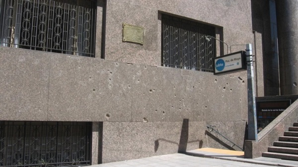 Fachada del Ministerio de Economía, en donde aún se observan orificios de bala y de esquirla.