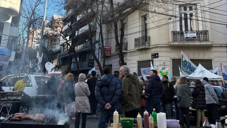 Militantes en la esquina de San José y Humberto Primo. (Foto: Agencia Noticias Argentinas).