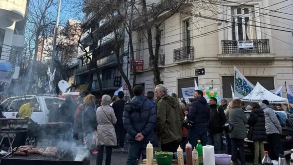 Militantes en la esquina de San José y Humberto Primo. (Foto: Agencia Noticias Argentinas).