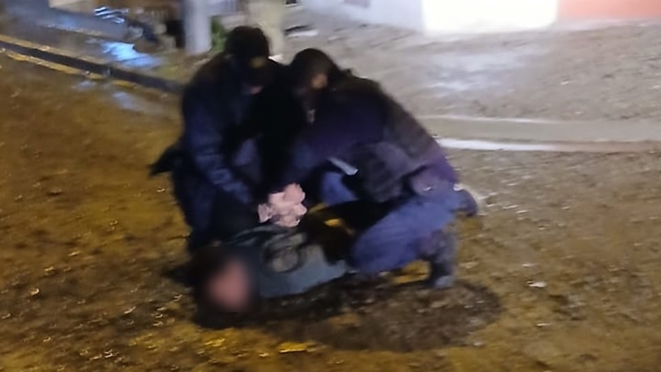 Personal policial deteniendo en plena vía pública a U.A.A.