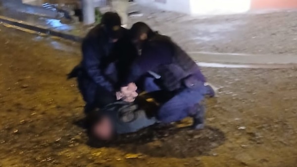 Personal policial deteniendo en plena vía pública a U.A.A.