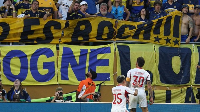 Otamendi festejó el gol del empate de cara a los hinchas de Boca.
