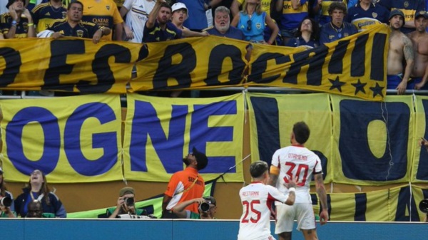 Otamendi festejó el gol del empate de cara a los hinchas de Boca.