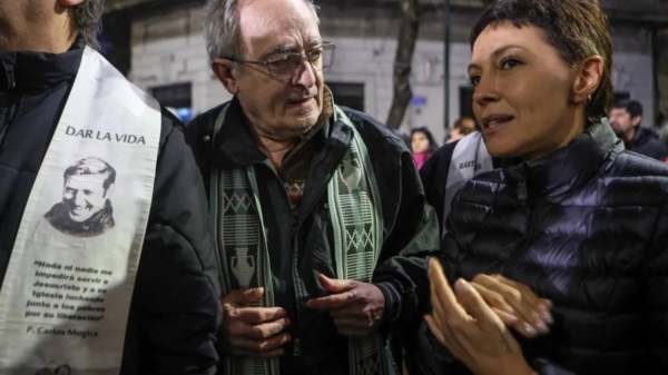 Mayra Mendoza, intendenta de Quilmes, en la misa que se brindó ayer en las inmediaciones de la casa de Cristina Kirchner.