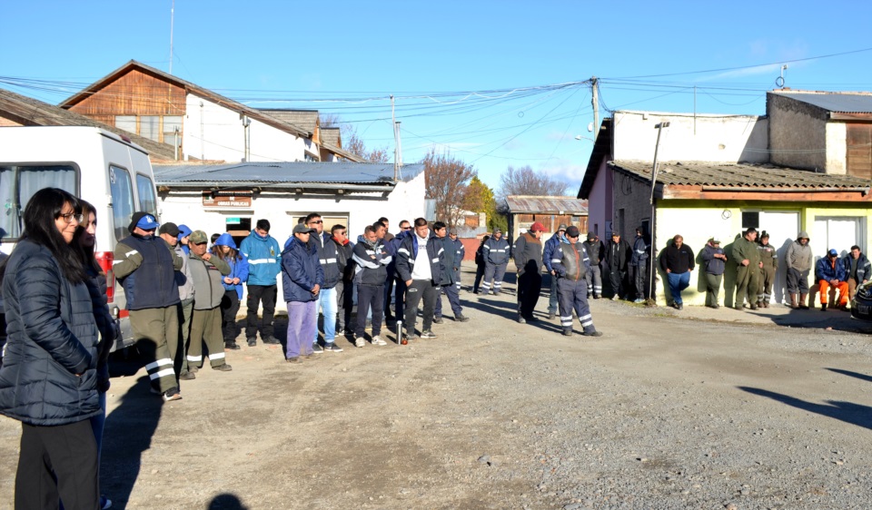 Asamblea en el patio del Municipio