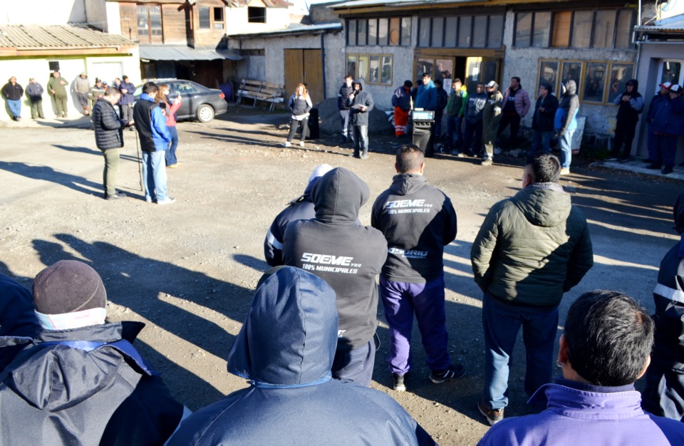 Asamblea en el patio del Municipio
