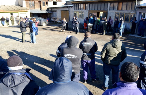 Asamblea en el patio del Municipio