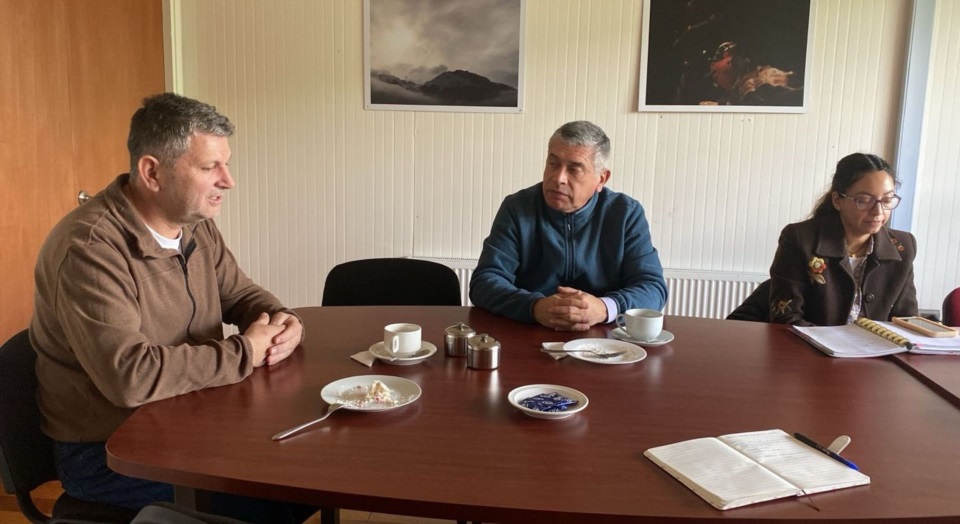 Marcelo Limareri , intendente de Gualjaina, y el alcalde de Futaleufú, Chile