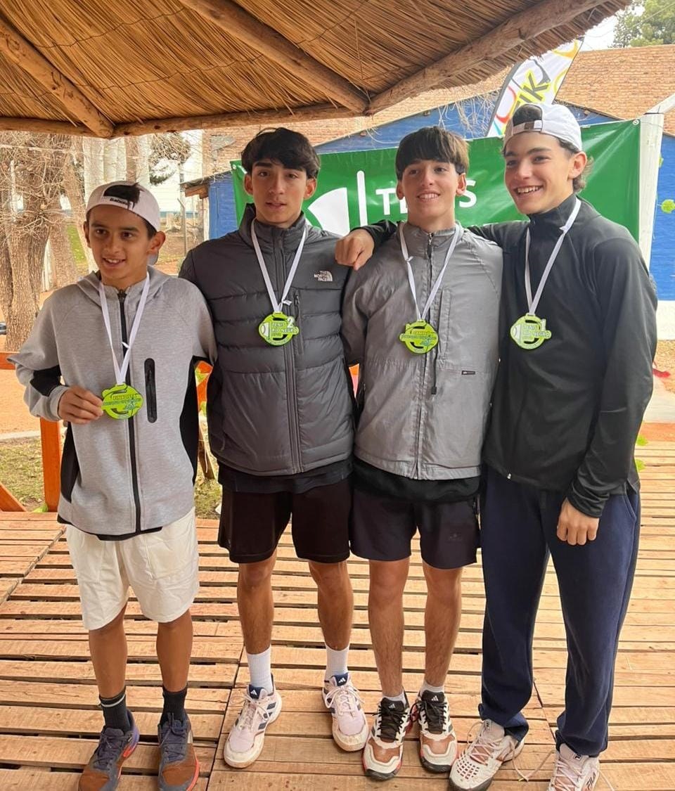 Los finalistas del dobles Sub 16, Lorenzo March y Joaquín Vulcano en el medio y Benicio Madeo y Juan Paolini en los extremos.