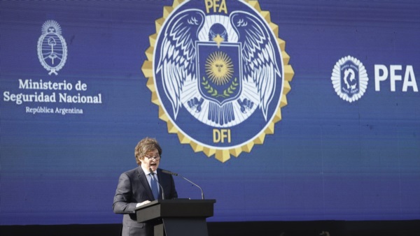 Milei toma al FBI como modelo para la Policía Federal.