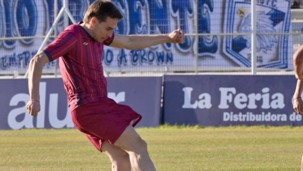 El momento justo. Ilarregui impacta la pelota para convertir el 1-0. Foto: Daniel Feldman/Jornada Medios.