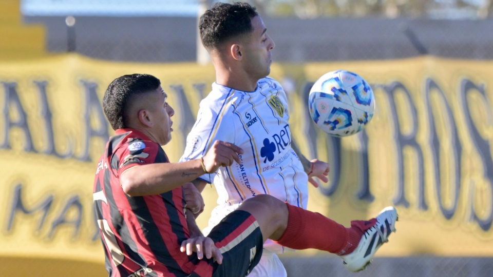 Recalde lucha la pelota ante Previtali, futbolista de Atlanta. Foto: Daniel Feldman/Jornada Medios.