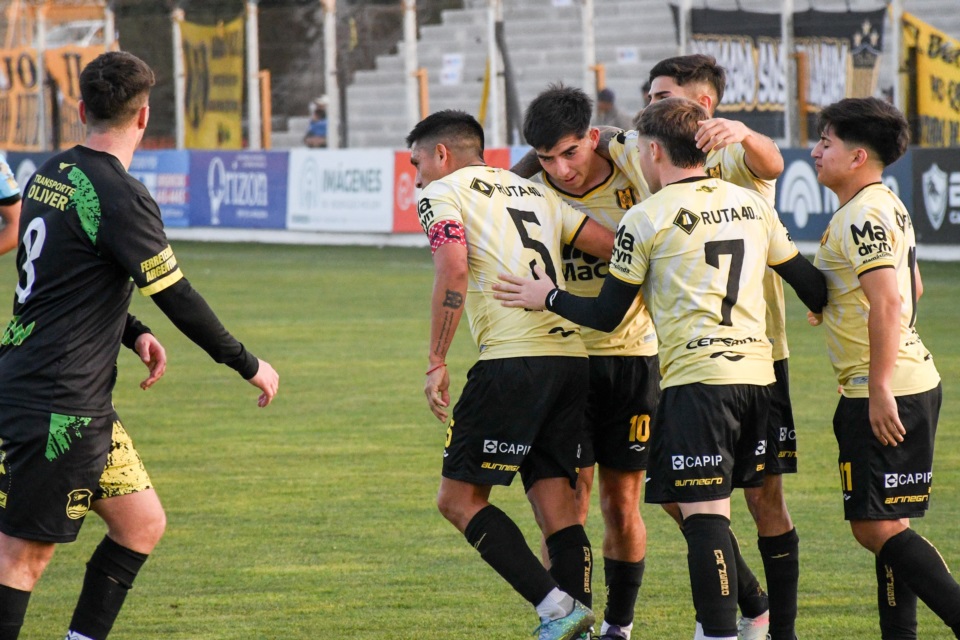 Matías Llanquetrú anotó el 1-0 de Madryn. Foto: Mariano Di Giusto/Jornada Medios. 