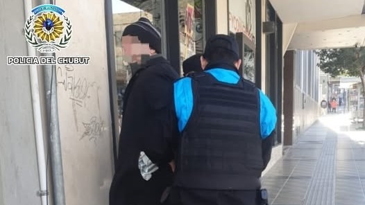 El hombre fue atrapado cuando escapaba con los productos robados.