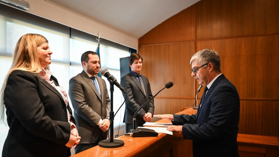 Momento en que Aguilera jura ante Banfi, Giacomone y Pardini..