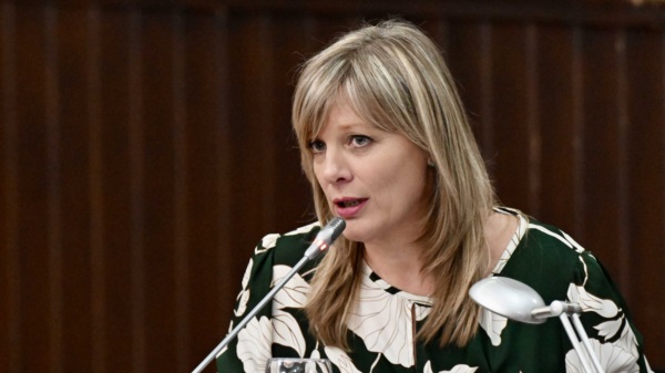 Vanesa Abril reemplaza a Alejandro Sandilo.