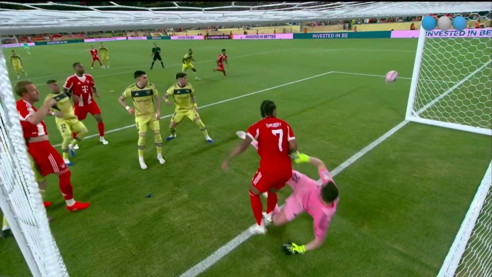 Le anularon un gol olímpico al Bayern por falta sobre Marchesín.