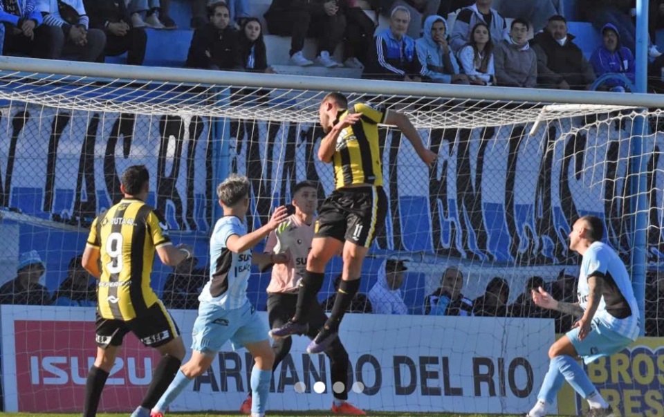 Rivero cabecea al gol. (Foto: Prensa Madryn).