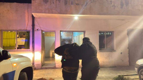 Uno de los sujetos detenidos luego de una persecución.
