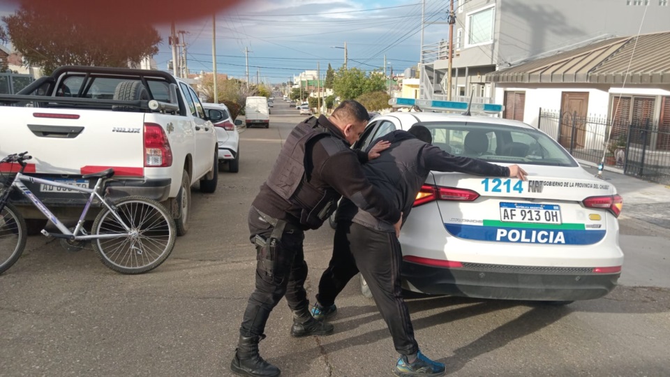 El presunto ladrón fue detenido y trasladado a la comisaría.