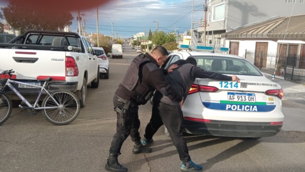 El presunto ladrón fue detenido y trasladado a la comisaría.