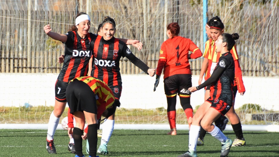 Eva Schmidt eterna. Y el festejo por una nueva conquista.