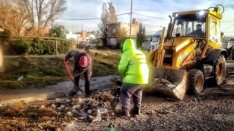 Cuadrillas municipales limpiando los drenajes.