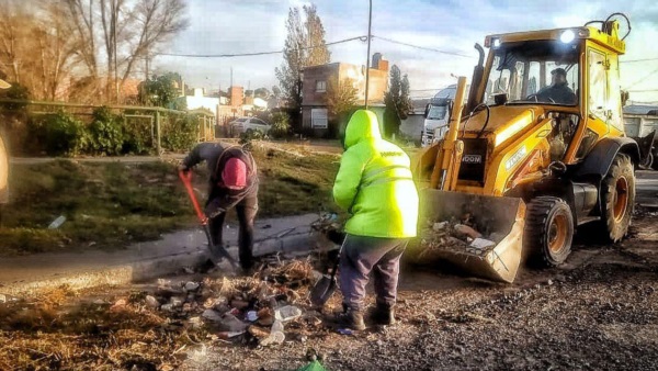 Cuadrillas municipales limpiando los drenajes.