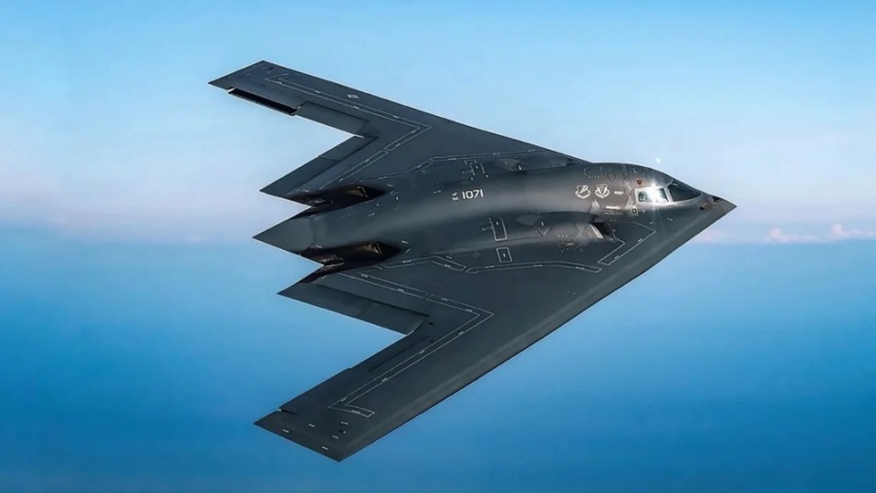 El diseño del B2 -el bombardero más caro que se haya construido- remite al "Stealth" (Furtivo), que Hollywood se encargó de promocionar con la ayuda de Jessica Biehl.