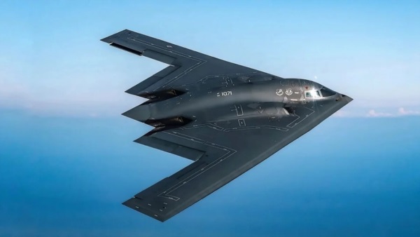 El diseño del B2 -el bombardero más caro que se haya construido- remite al "Stealth" (Furtivo), que Hollywood se encargó de promocionar con la ayuda de Jessica Biehl.