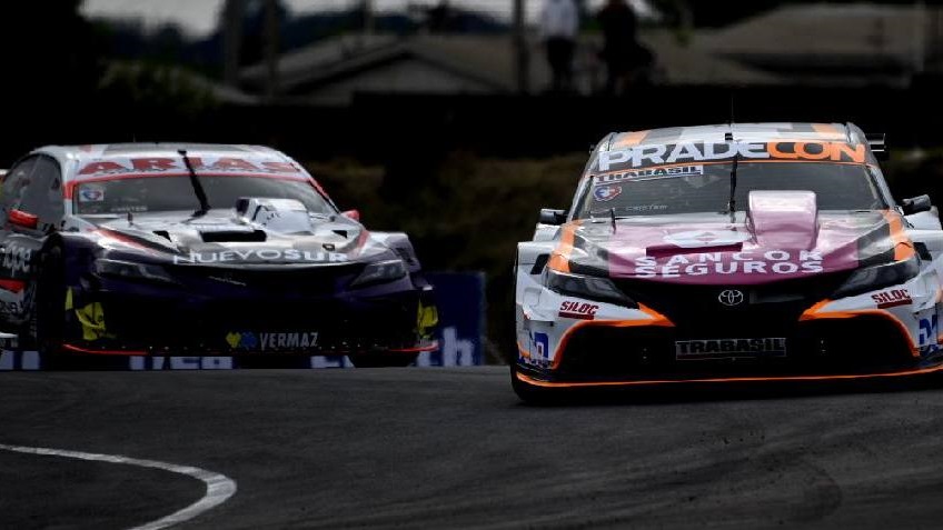 Agrelo detrás de Otto Fritzler en la 1° Serie del TC (Foto Prensa ACTC).