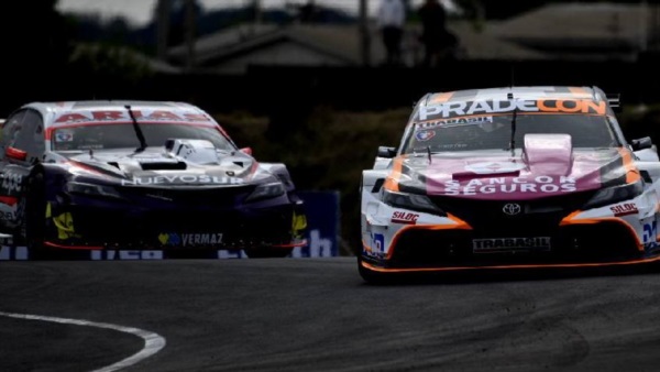 Agrelo detrás de Otto Fritzler en la 1° Serie del TC (Foto Prensa ACTC).