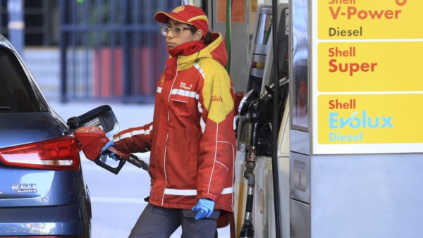 Las petroleras comenzaron a avisar a los estacioneros la suba en los combustibles.