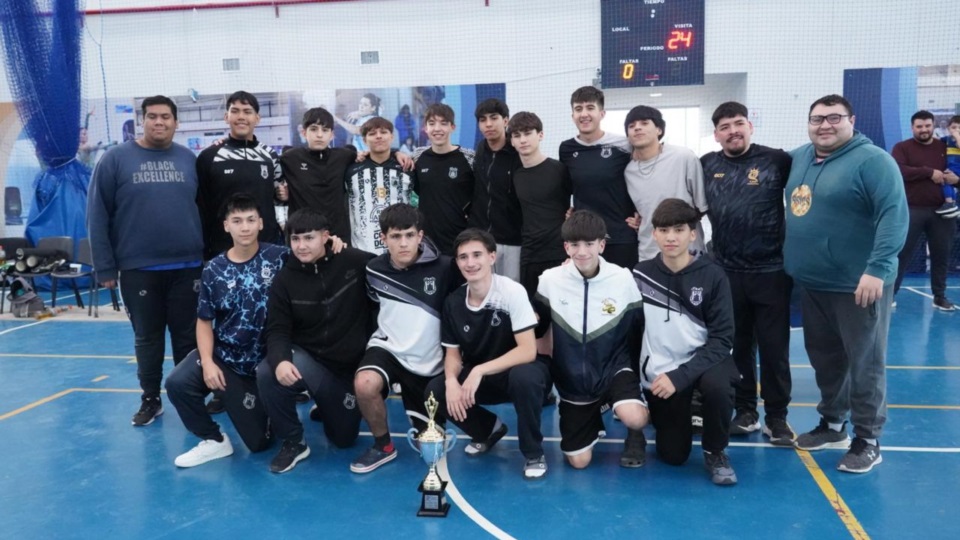 Petroquímica, campeón del torneo en masculino.
