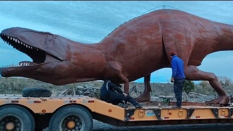 Este lunes fue instalada la escultura del Tyrannotitan chubutensis, creada por Tomás Schinelli.