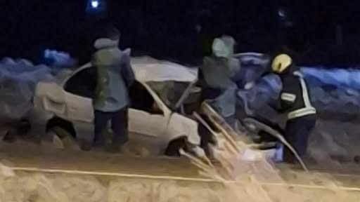 Servidores públicos trabajando en el auto siniestrado. (Fuente: El Valle online).