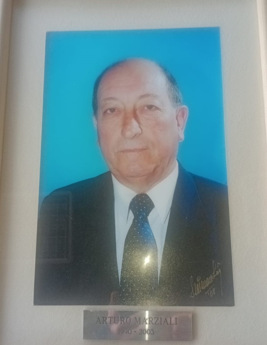 En el cuadro de honor del "Mar y Valle", institución que presidente durante 13 años.